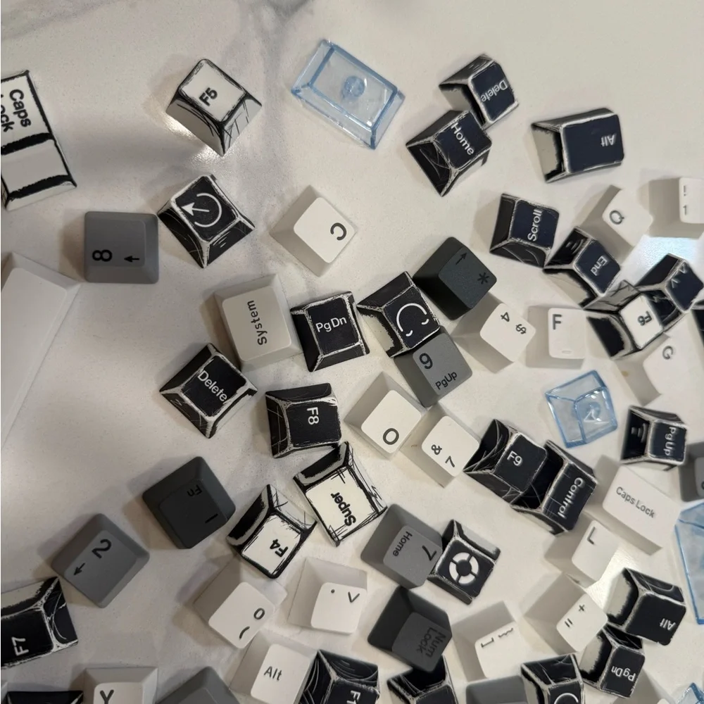 Source Unknown Mixed Color Keyboard Keycaps - Picture 4 of 8